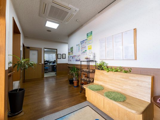 木目調廊下の一角