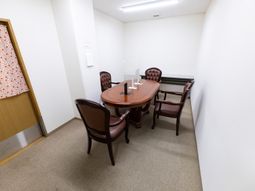 応接スペースの簡潔な様子