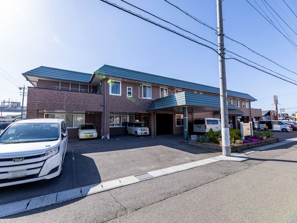 レンガ造りの建物外観
