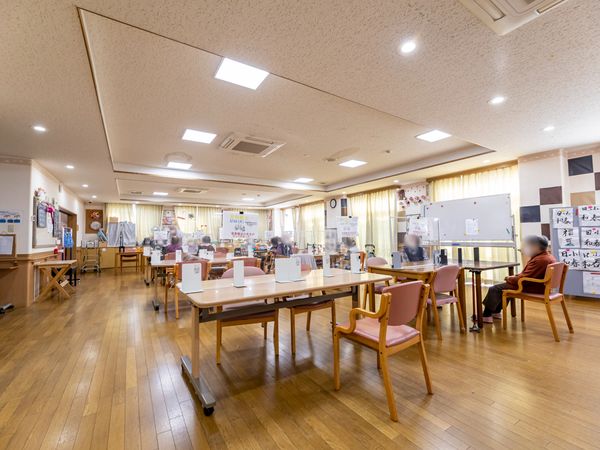 明るい食堂の様子