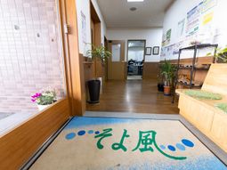 玄関マットのある廊下