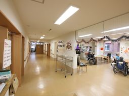 明るい廊下と利用者様