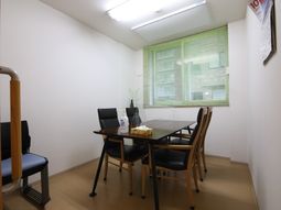 明るい居室のテーブルセット