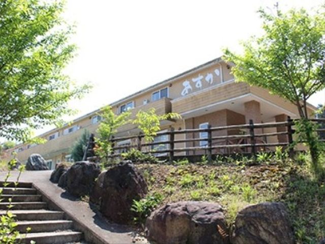 緑に囲まれた外観 外観 緑豊かな自然に包まれた落ち着いた雰囲気の場所です。スタッフとして、穏やかな環境での勤務をご検討いただけます。