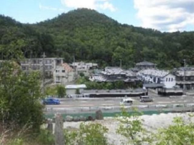 自然に囲まれた施設外観 景色 豊かな緑に囲まれた落ち着いた雰囲気の施設です。自然豊かな環境で働くことに興味がある方におすすめします。