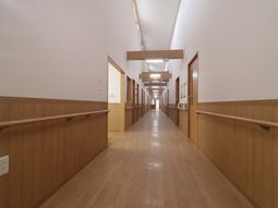 清潔感ある明るい廊下