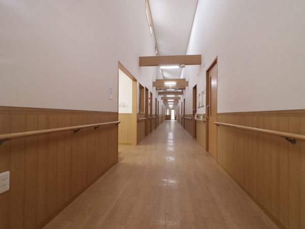 清潔感ある明るい廊下