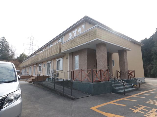明るい外観の建物 外観 ゆとりある建物のエントランスは、バリアフリー設計になっており、安心してご利用いただける環境です。