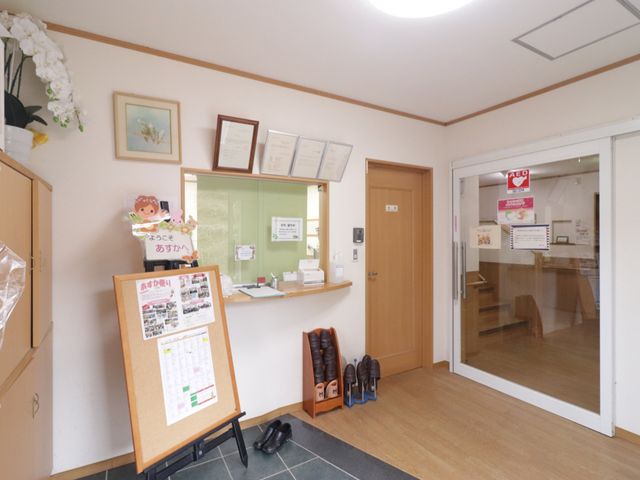 エントランスとフロント 玄関 明るく綺麗なエントランスがお出迎え。手厚いおもてなしを感じる清潔感ある受付空間です。