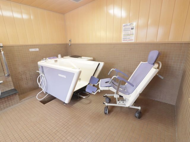 バリアフリー対応の浴室 浴室 清潔で広々としたバリアフリーの浴室です。安全に配慮された設計で、利用者の快適なバスタイムを支えます。