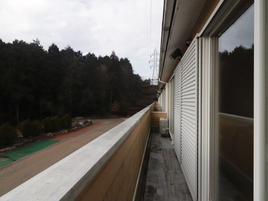建物の廊下と周囲の景色