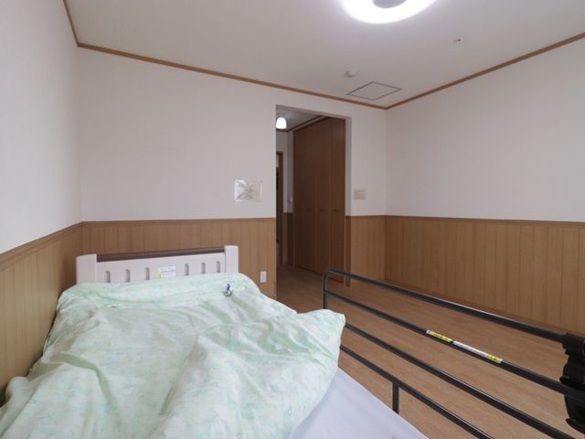 清潔な居室のベッド 居室 ゆったりとしたスペースの居室です。ベッド周りは整頓され、快適な環境で過ごせるよう配慮されています。