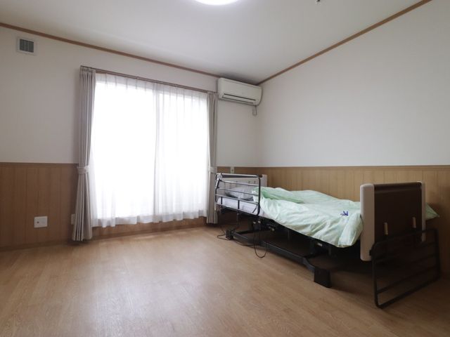 清潔な居室の様子 居室 床に余裕がある居室で、大きな窓からは自然光が差し込み、明るい雰囲気を保っています。快適な空間での勤務をお考えの方には理想的な環境です。