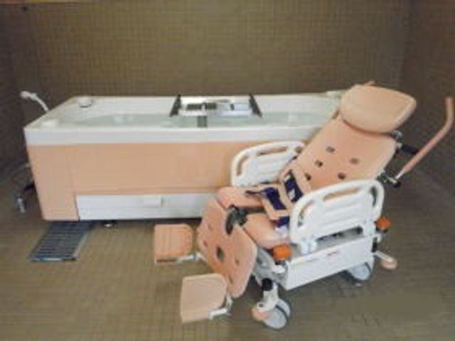 入浴用車椅子のある浴室  