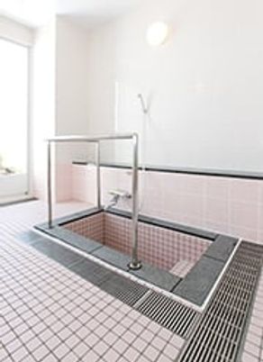 広々とした浴槽の浴室