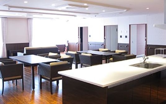 自然光が入る広々とした部屋