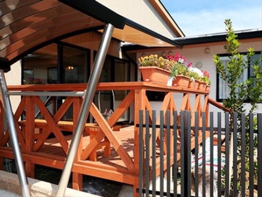 木製テラスと花壇