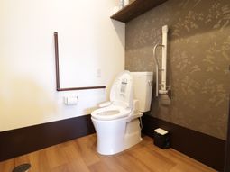 安全な手すり付きトイレ