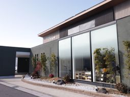 モダンな外観施設正面