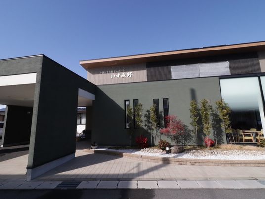 施設の外観と入口