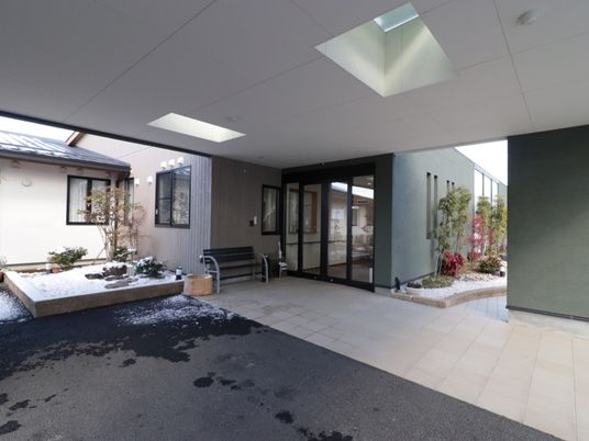 明るい中庭とエントランス