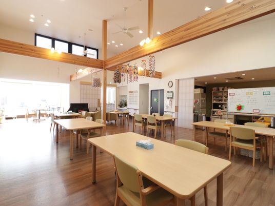 明るい広々としたダイニング