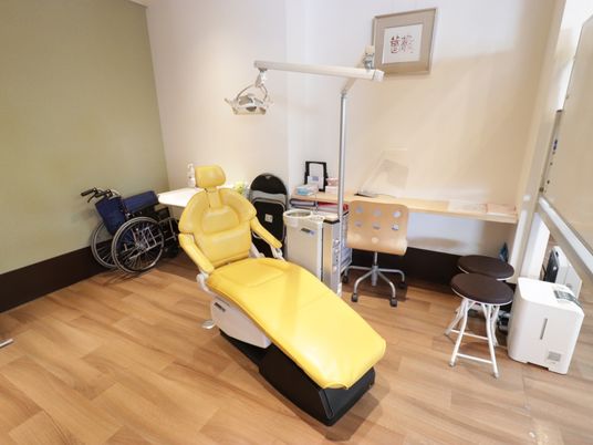 機能訓練用の設備と車椅子