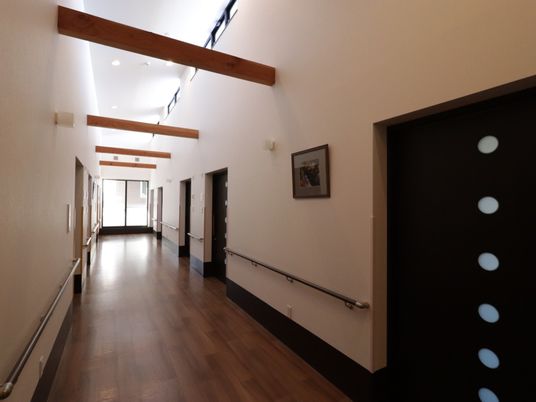 明るい廊下の空間