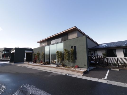 モダンな建物の外観