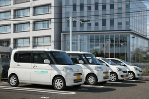 車両が並ぶ建物前