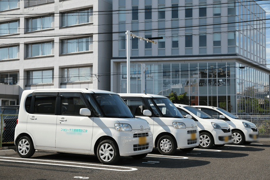 車両が並ぶ建物前