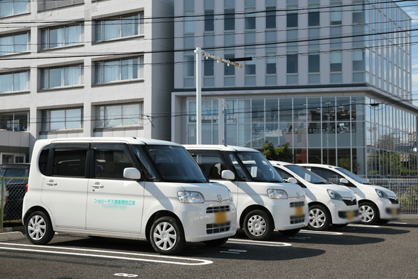 車両が並ぶ建物前