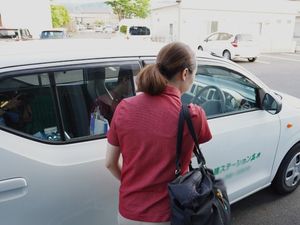 車に乗る準備の女性