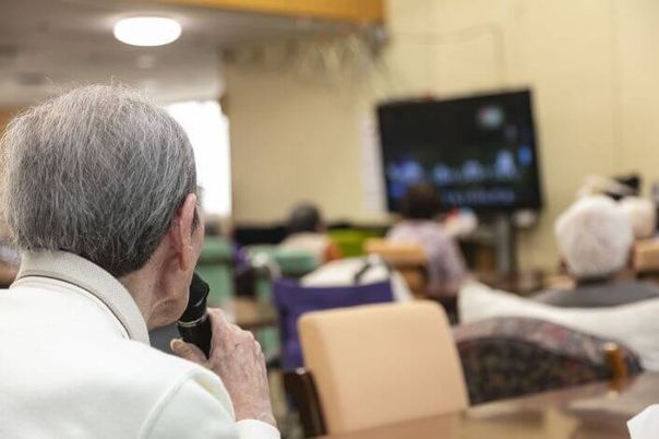 テレビを観る人々のラウンジ  