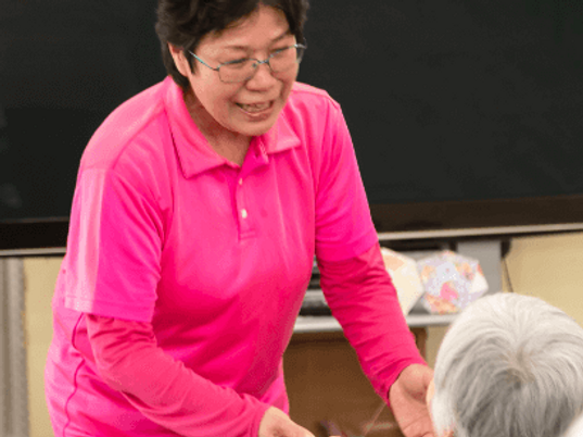 笑顔のスタッフと利用者の交流