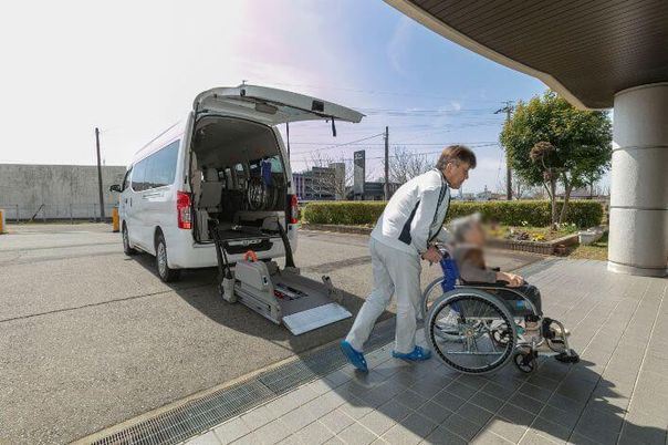 送迎用車両の前