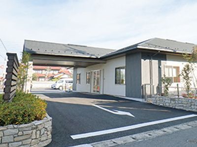 広々とした施設の外観