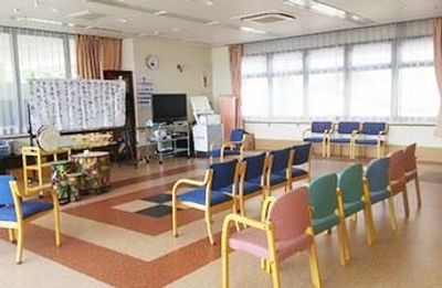 椅子が並ぶ明るい室内