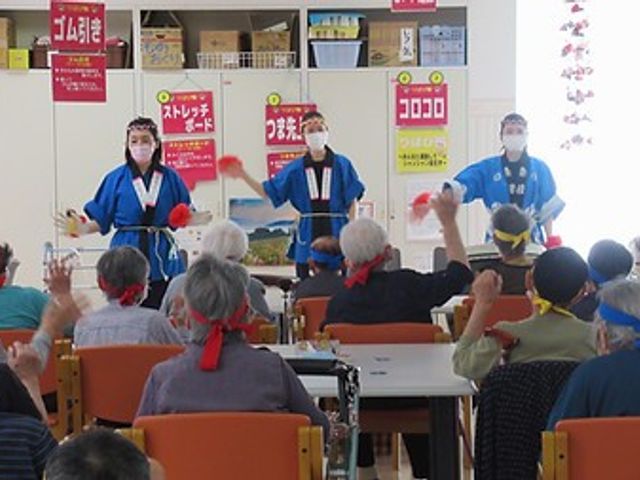 にぎやかなイベント室 多目的室 多目的室で賑やかなイベントが行われています。入居者の皆さんが楽しそうに参加しています。