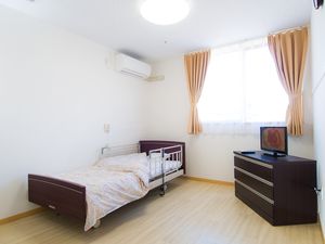 明るい居室の一角  