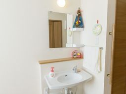 明るい洗面台の一角