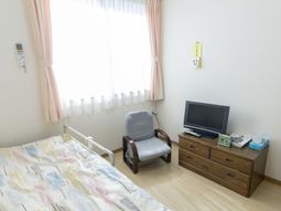 明るい個室の居室