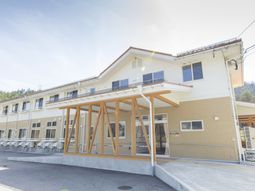 明るい外観の建物