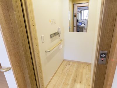 バリアフリーのエレベーター入口