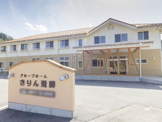 明るい外観の建物エントランス
