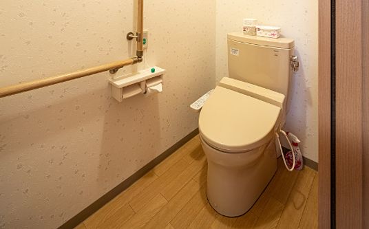 手すり付きのトイレ