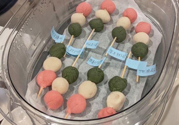 カラフルな団子の料理