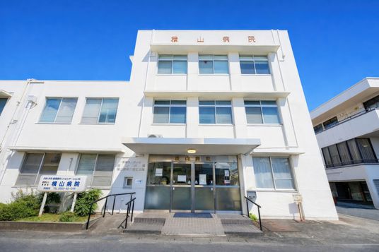 白い外観の建物