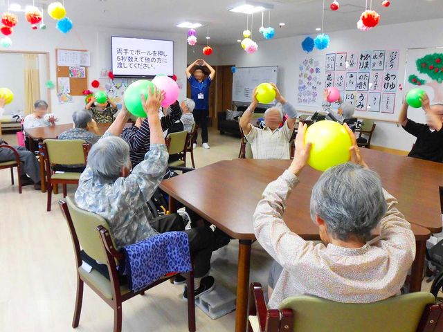 ボール運動の多目的室 多目的室 活気ある多目的室で、色とりどりのボールを使った運動が行われています。リラックスしながら楽しめます。