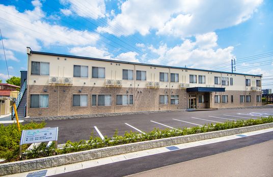 広い駐車場の建物外観  